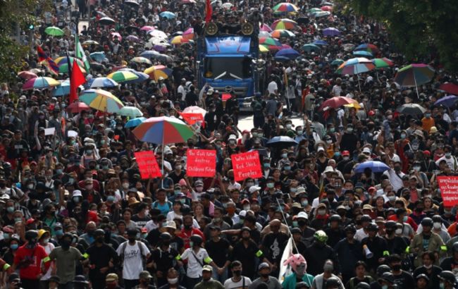 Протести в Таїланді: на вулиці вийшли понад 20 тисяч демонстрантів