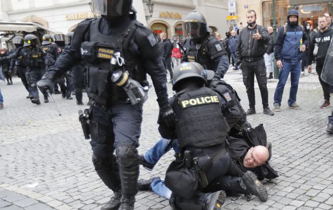 У Братиславі влаштували протест через карантин, людей розганяли водометом