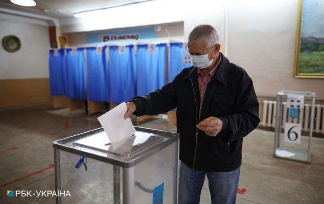 Вибори в Києві проходять спокійно, надійшло понад 300 заяв про порушення, - поліція