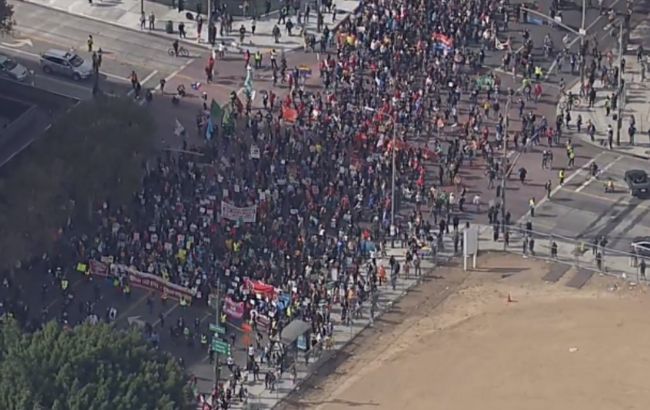 Тысячи людей на улицах Нью-Йорка празднуют победу Байдена