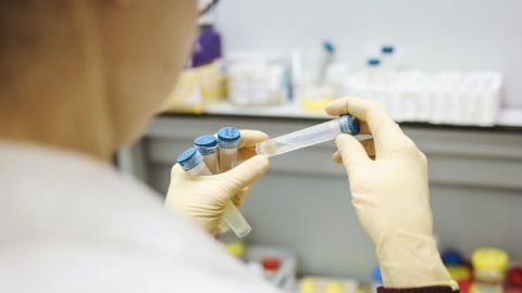 Трое медиков заболели COVID-19 несмотря на прививку российской вакциной