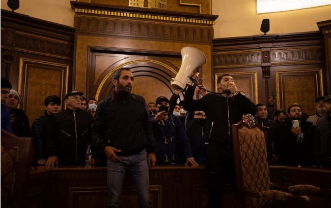 Оппозиция Армении заявила о парламентском кризисе