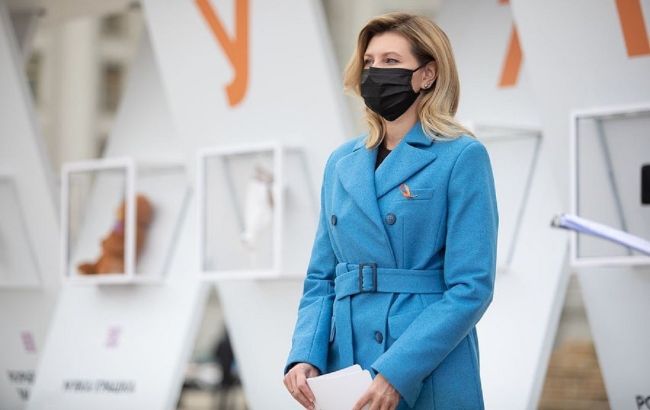 Яркое пальто и высокие сапоги: Елена Зеленская вышла в свет в стильном осеннем образе