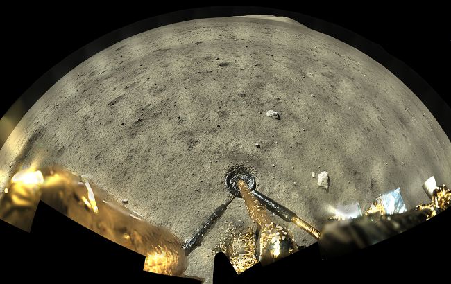 Китайский зонд взял образцы грунта с Луны