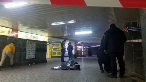 У центрі Києва біля метро чоловіка смертельно поранили ножем