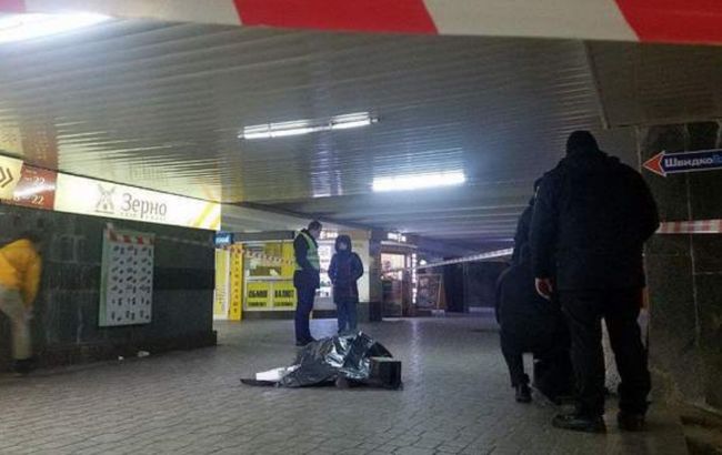 У центрі Києва біля метро чоловіка смертельно поранили ножем