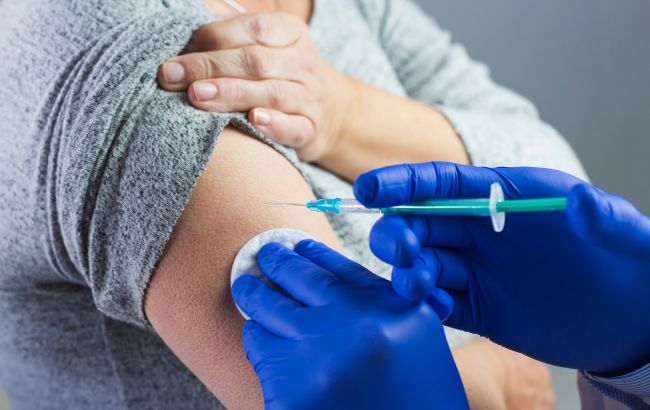 Вакцинировать будут не всех украинцев: кому можно не делать прививку