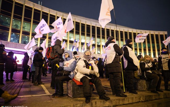 Протест ФОПов: митингующие пришли к дворцу "Украина", туда стянули силовиков