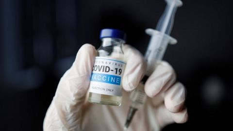 Президент подписал закон об обеспечении доступа украинцев к вакцинам от COVID-19