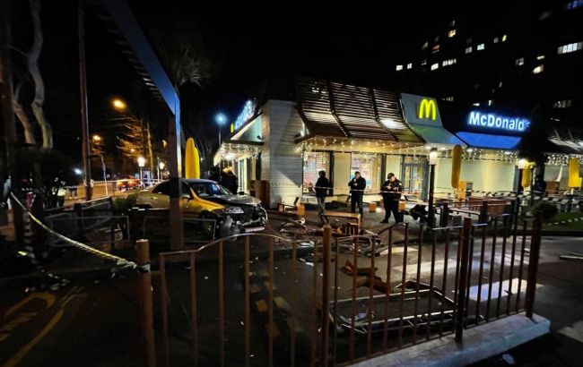 В Одесі автомобіль в'їхав в терасу McDonald's, є постраждалі
