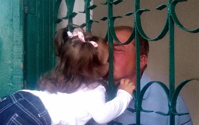 "Обнимают и целуют дедушку через решетку": дочь задержанного Умерова опубликовала трогательное фото его встречи с внуками