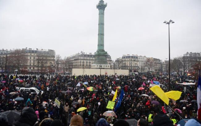 "Правосудия нет нигде": во Франции десятки тысяч человек вышли на акцию протеста