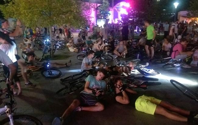 В центре Одессы велосипедисты устроили лежачую акцию протеста