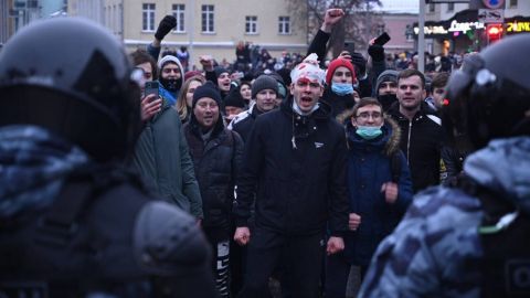 Протести в Росії: невідомий відправив силовика в нокаут і зник у натовпі (відео)