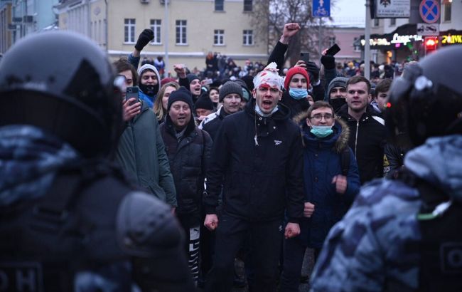 Протесты в России: неизвестный отправил силовика в нокаут и скрылся в толпе (видео)