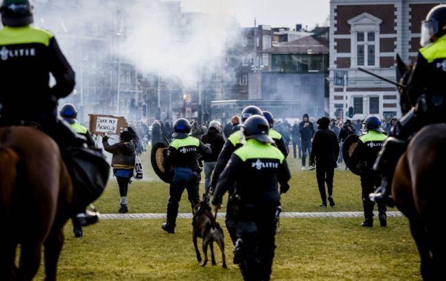 В Нидерландах полиция разогнала акцию против локдауна, десятки задержанных