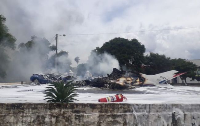 Семь человек погибли при крушении самолета ВВС возле столицы Парагвая
