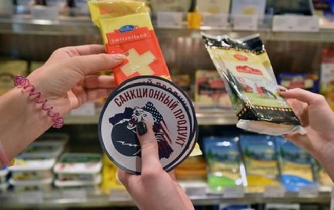 Російських чиновників штрафуватимуть за поїдання санкційних продуктів