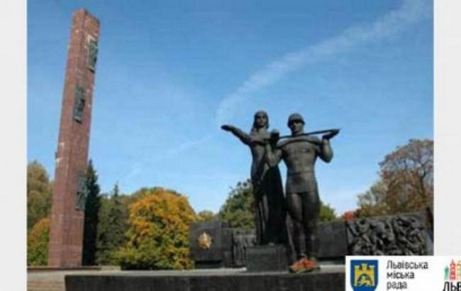 Во Львове возле советских монументов установили видеокамеры