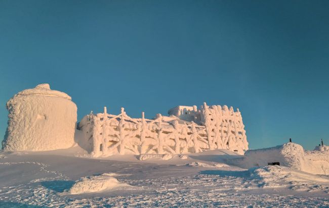В Карпатах образовалась "снежная башня": фото удивительной красоты