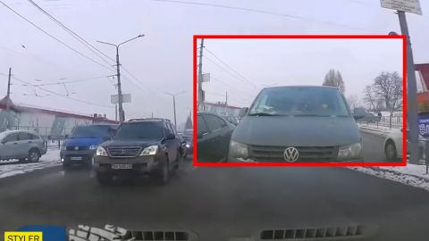 Ехал по встречке и бросил бутылку: в Харькове водитель отличился свинским поведением (видео)