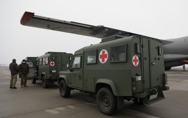Латвия передала армии Украины медицинские бронемобили