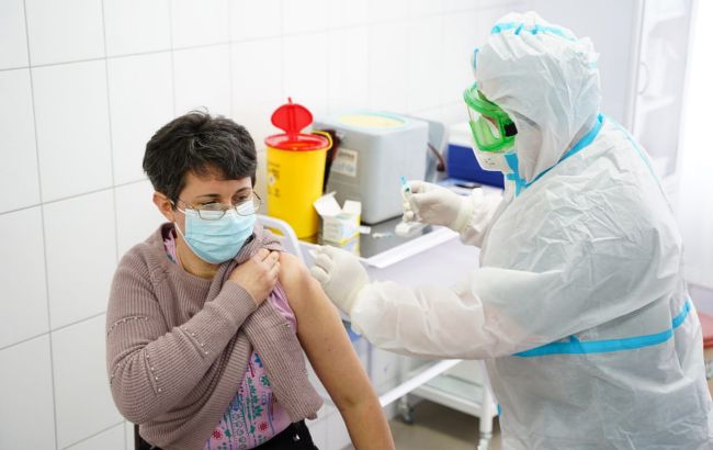 Стало известно, как чувствуют себя первые вакцинированные в Украине