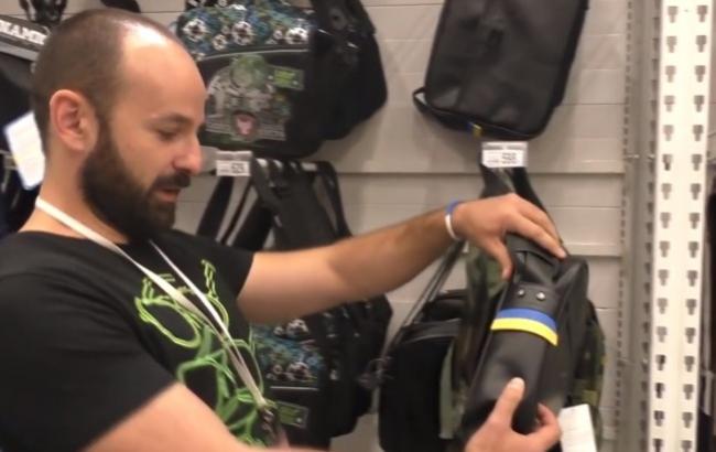 В оккупированном Донецке продают сумки с украинскими флагами