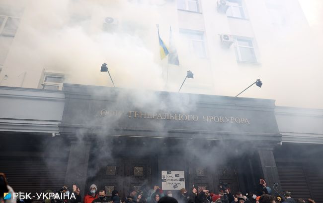 Протести в Києві: будівлю Офісу генпрокурора закидали фаєрами