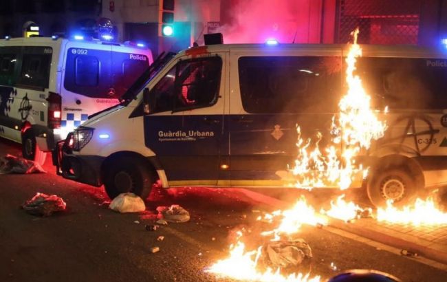 Стычки с полицией и погромы: в Барселоне массовые беспорядки