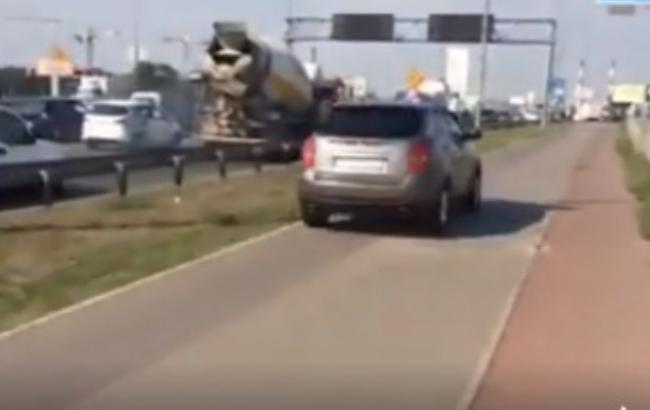 В Киеве водители объезжают "пробки" по велосипедным дорожкам