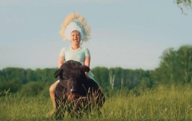 Ведмідь, балалайка і горілка: "Челябінська діва"- патріотка заспівала про любов до Росії