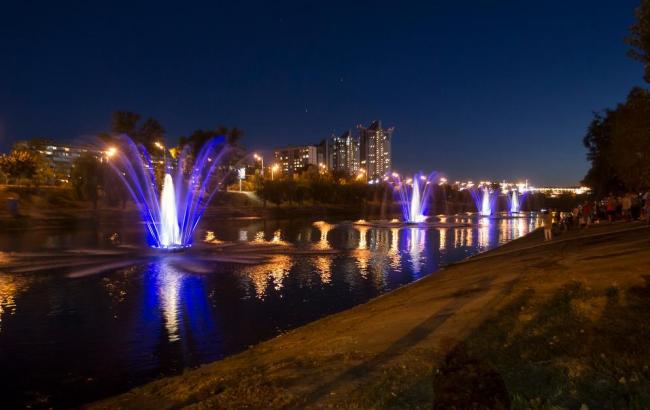 У Києві на Русанівці включили ще чотири фонтана