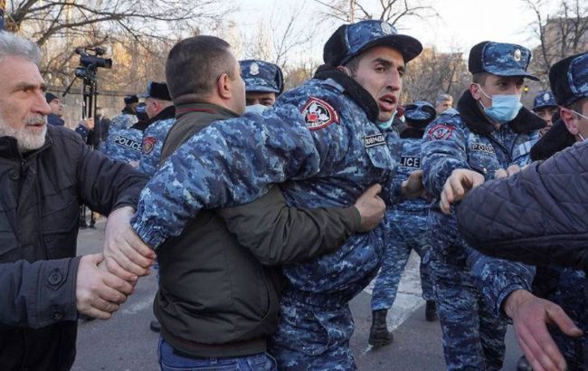 Протести у Вірменії: біля резиденції президента відбулися сутички