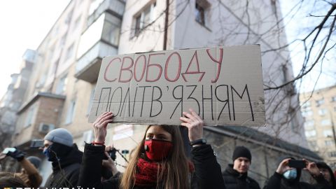 В Киеве протестовали из-за дела Шеремета. Под СИЗО жгли файеры