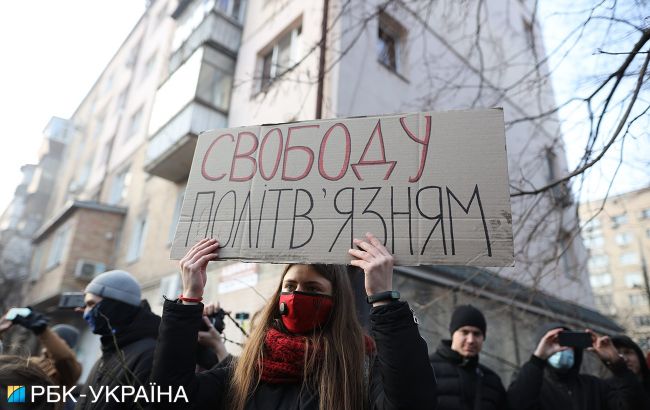 В Киеве протестовали из-за дела Шеремета. Под СИЗО жгли файеры