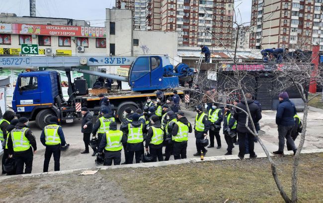 На Троєщині масово зносять МАФи, підтягнулась поліція: "скільки малого бізнесу накрилося"