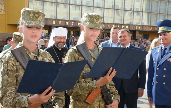 "Стали на путь Героев": во Львове курсанты присягнули на верность Украине