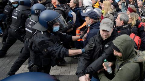 По Европе прокатилась волна карантинных протестов