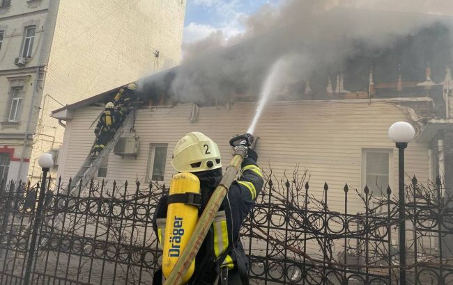 Пожар в баре "Бездельники" в Киеве ликвидировали