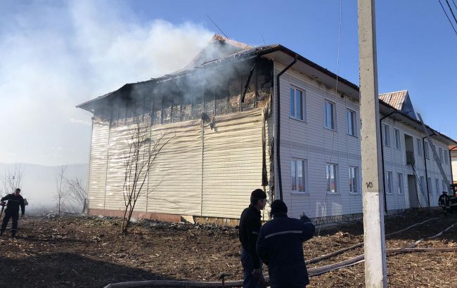 На Закарпатье масштабный пожар в жилом комплексе