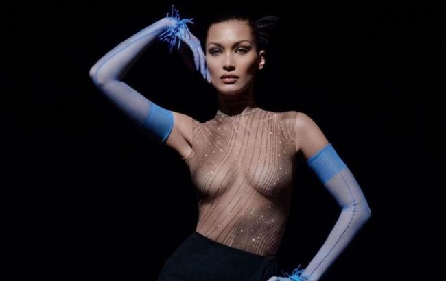 В блестящем топе с голой грудью: Белла Хадид демонстрирует роскошную фигуру в модной съемке