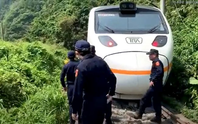 Пасажирський поїзд зійшов з рейок на Тайвані, десятки постраждалих