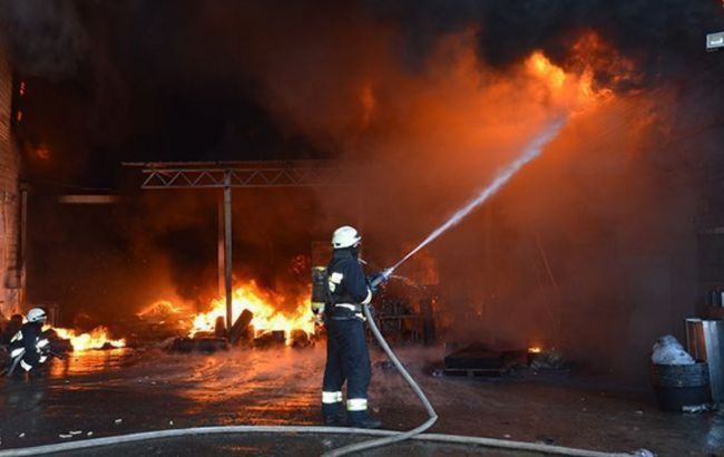 В Харькове произошел пожар в заводском ангаре: один человек погиб, еще один госпитализирован