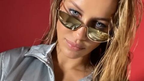 Бомбер и зеркальные очки: бывшая девушка Брэда Питта демонстрирует ультрамодный весенний образ