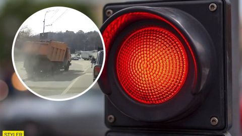 В Киеве КамАЗ на бешеной скорости промчался на "красный": чудом не сбил людей (видео)