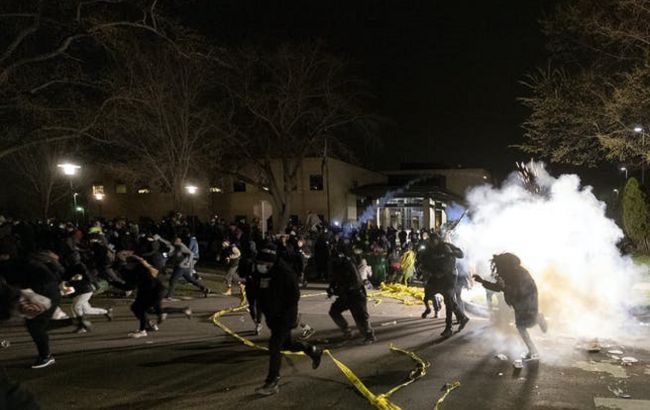 В Миннесоте новые протесты после того, как полицейский застрелил парня