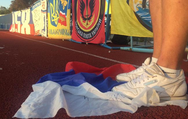 Болельщики растоптали флаг России на первом матче возрожденной крымской "Таврии"
