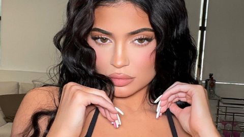 У спідній білизні на дивані: Кайлі Дженнер схвилювала фанатів апетитними формами