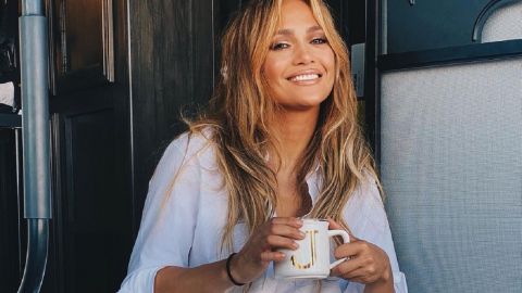 Рвані джинси і біла сорочка: Дженніфер Лопес показала стильний образ на літо